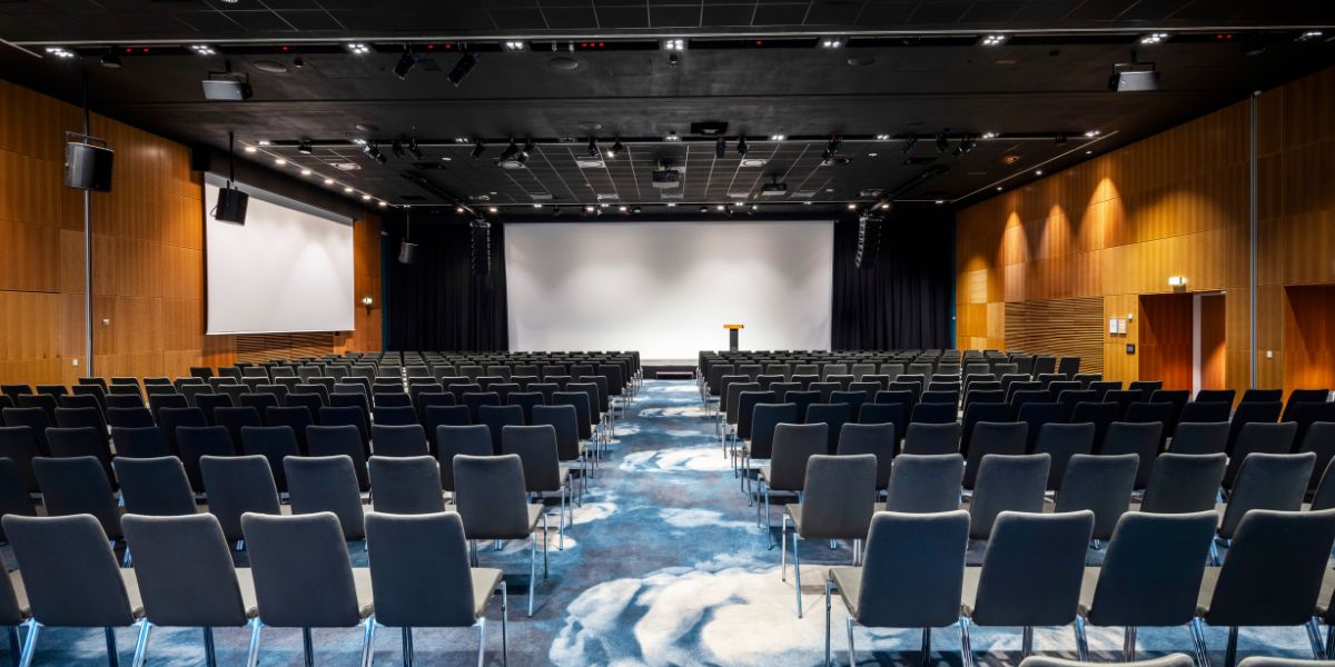 Ellehammer Ballroom - Stolerækker.jpg