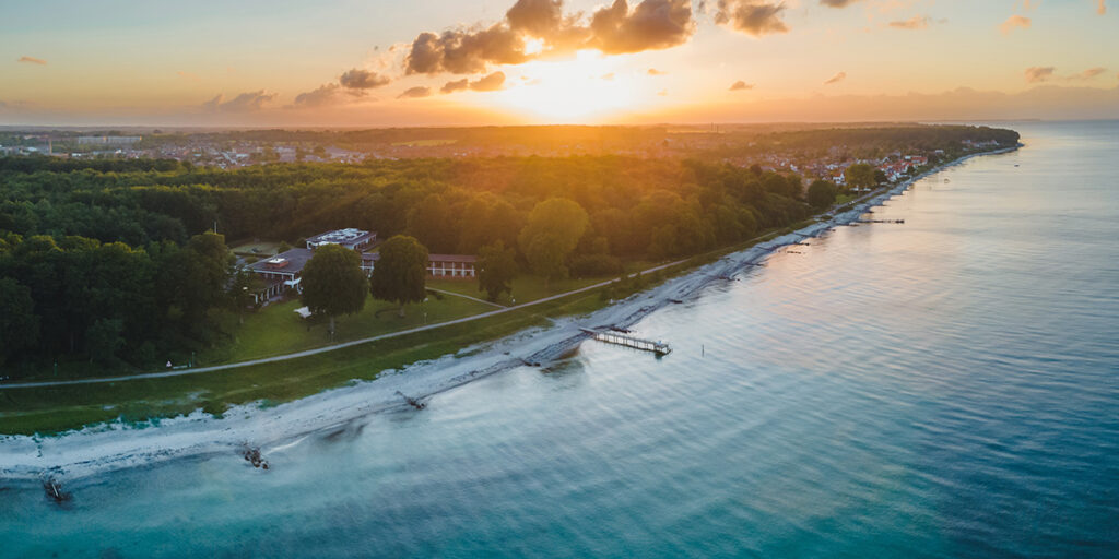 Hotel Hesselet set oppefra i fugleperspektiv i solnedgang