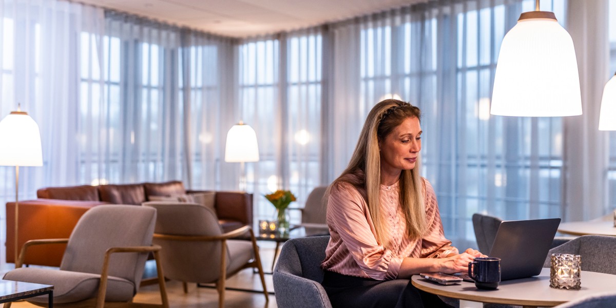 IdrættensHus_Wilson Kipketer Loungen_Cafeområde_Gæst arbejder_Web.jpg