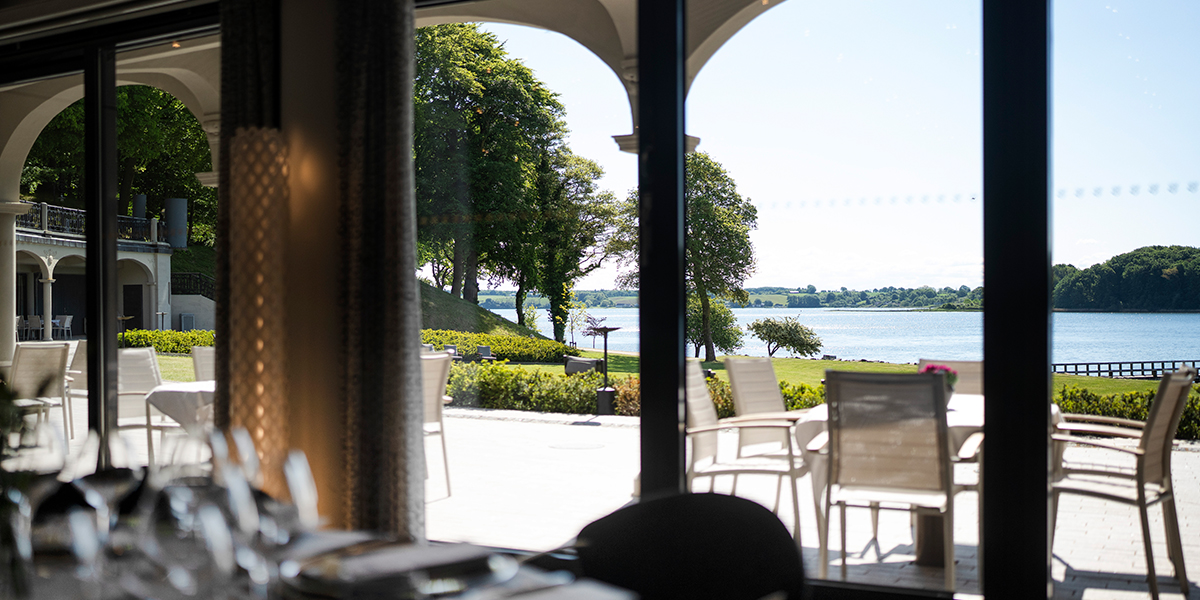 Udsigt_tarasse_fjord_restaurant_HKF_2025_2_B1200xH600px.jpg
