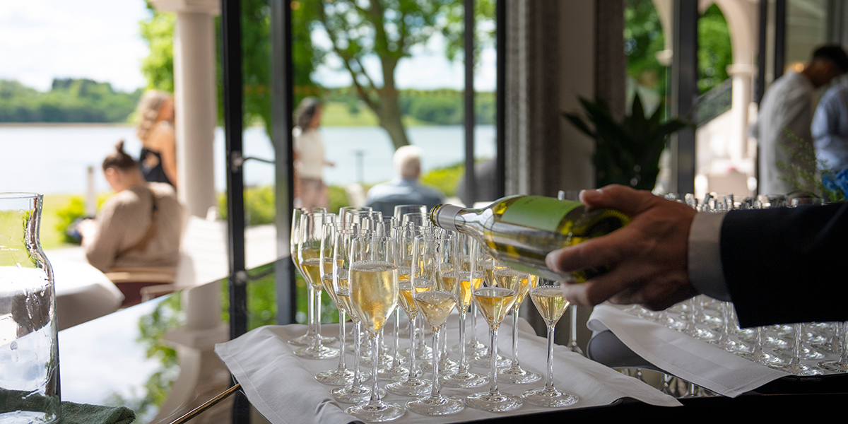 Champagne_mod_fjord_selskab_restaurant_HKF_2025_B1200xH600px.jpg