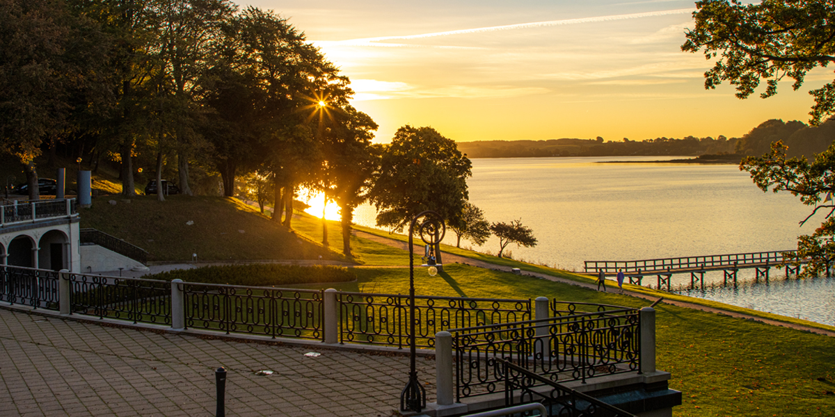 Solnedgang-efterår_2025_B1200xH600px.jpg