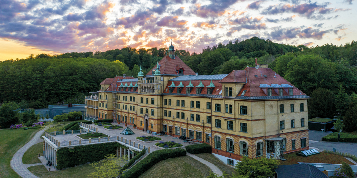 Hovedbygning drone solnedgang Hotel Vejlefjord.jpg
