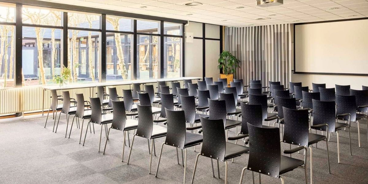 Konferencelokale med udsigt til arkitekttegnet atriumsgård.jpg