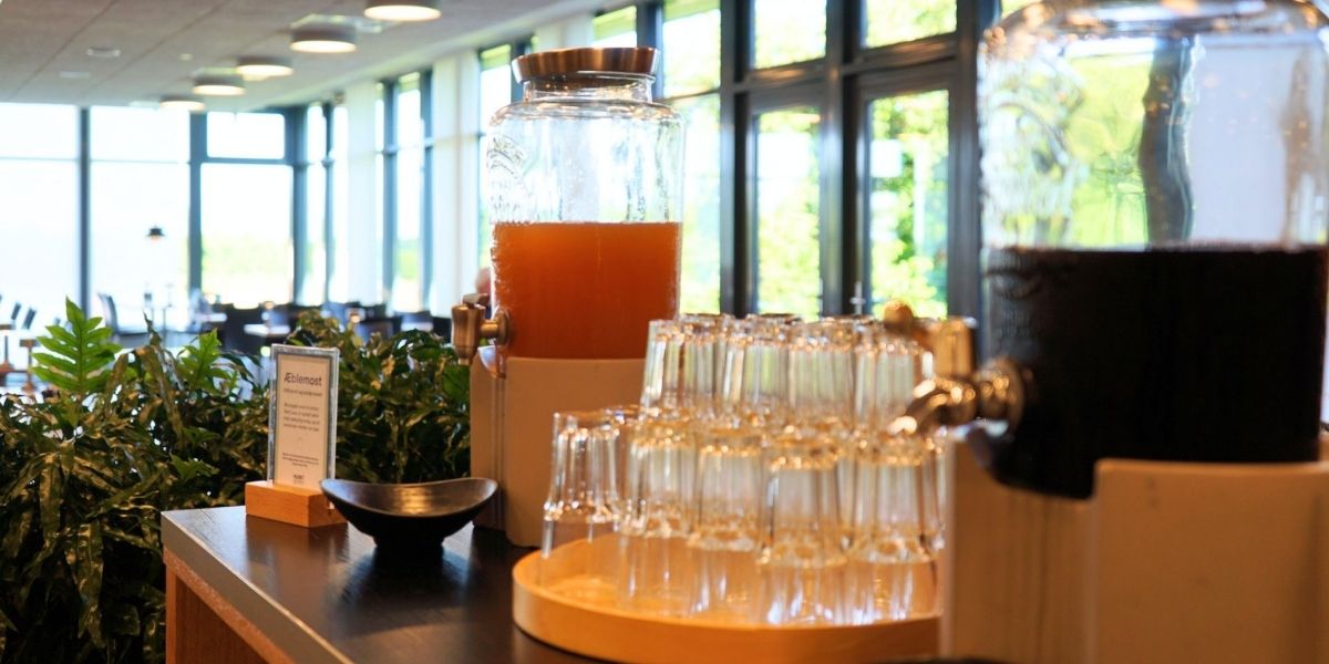Lokale frugtleverandører står for vores morgenjuice.jpg