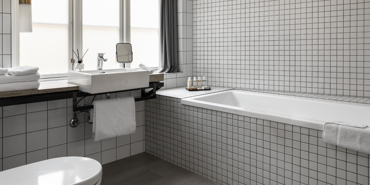 Hotel SP34 - Suite bathroom.png