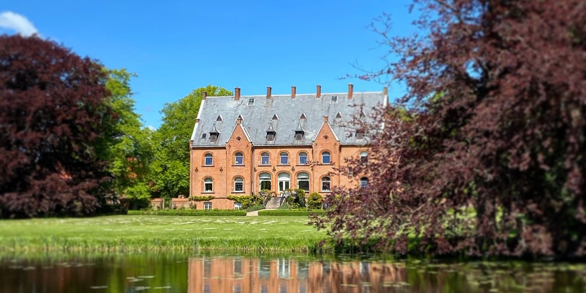 Hovedbygning_sø_1200x600.jpg