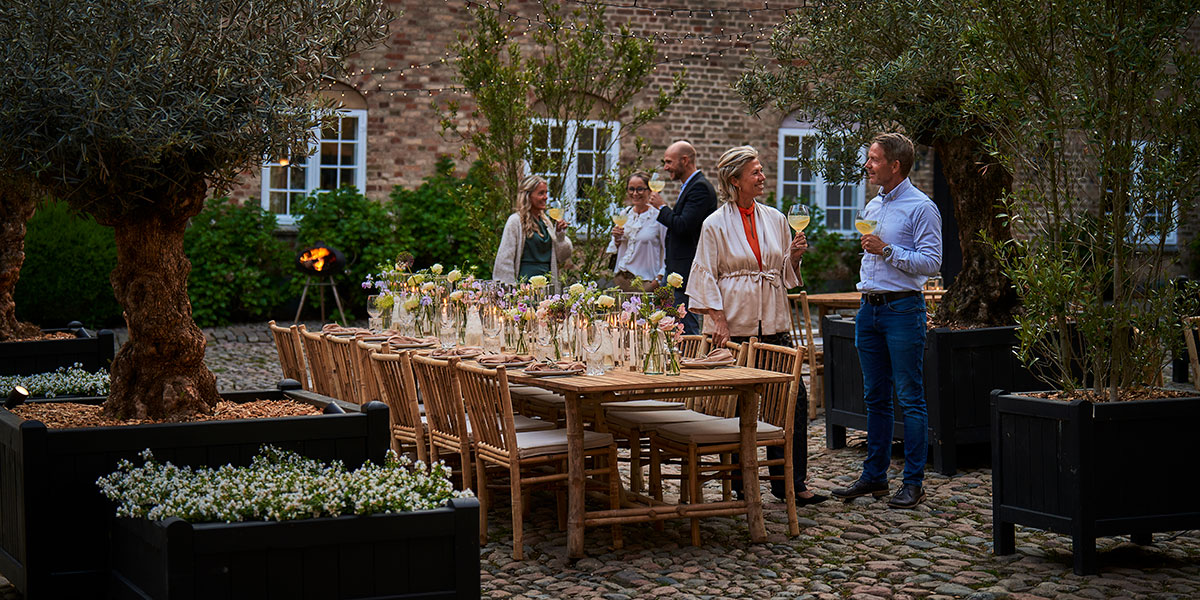 middag-slotsgaard-udenfor.jpg